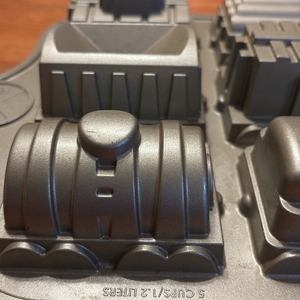 Train Cake Pan - Picture 2 of 5